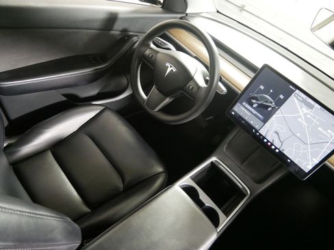 Used 2021 Tesla Model Y Long Range image 9