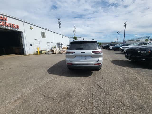 Used 2024 Jeep Grand Cherokee L Altitude AWD/4WD image 16