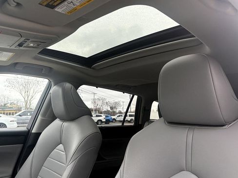 Used 2021 Toyota Highlander XLE image 19