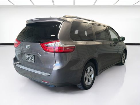 Used 2020 Toyota Sienna LE w/ Carpet Mat Package FWD image 4