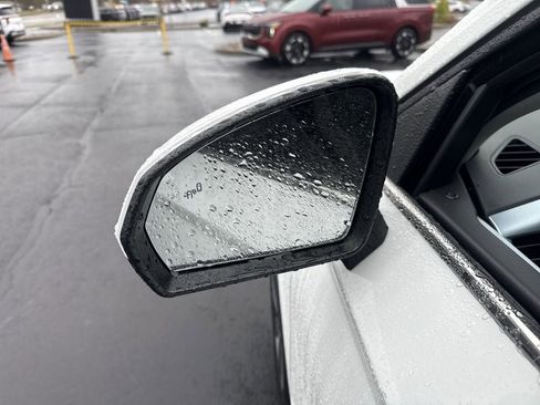 New 2025 Volkswagen Taos SE image 23