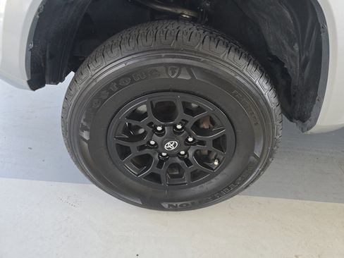 Used 2022 Toyota Tacoma SR5 w/ Technology Package image 8