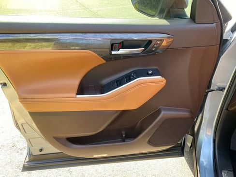 Used 2020 Toyota Highlander Platinum image 13