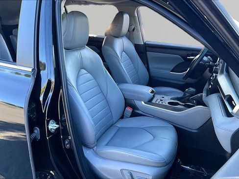 Used 2024 Toyota Highlander XLE AWD/4WD image 23