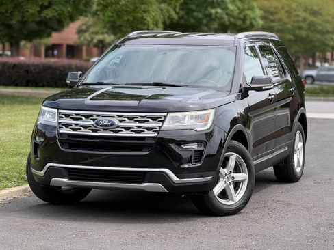 Used 2018 Ford Explorer XLT w/ Equipment Group 202A FWD image 1