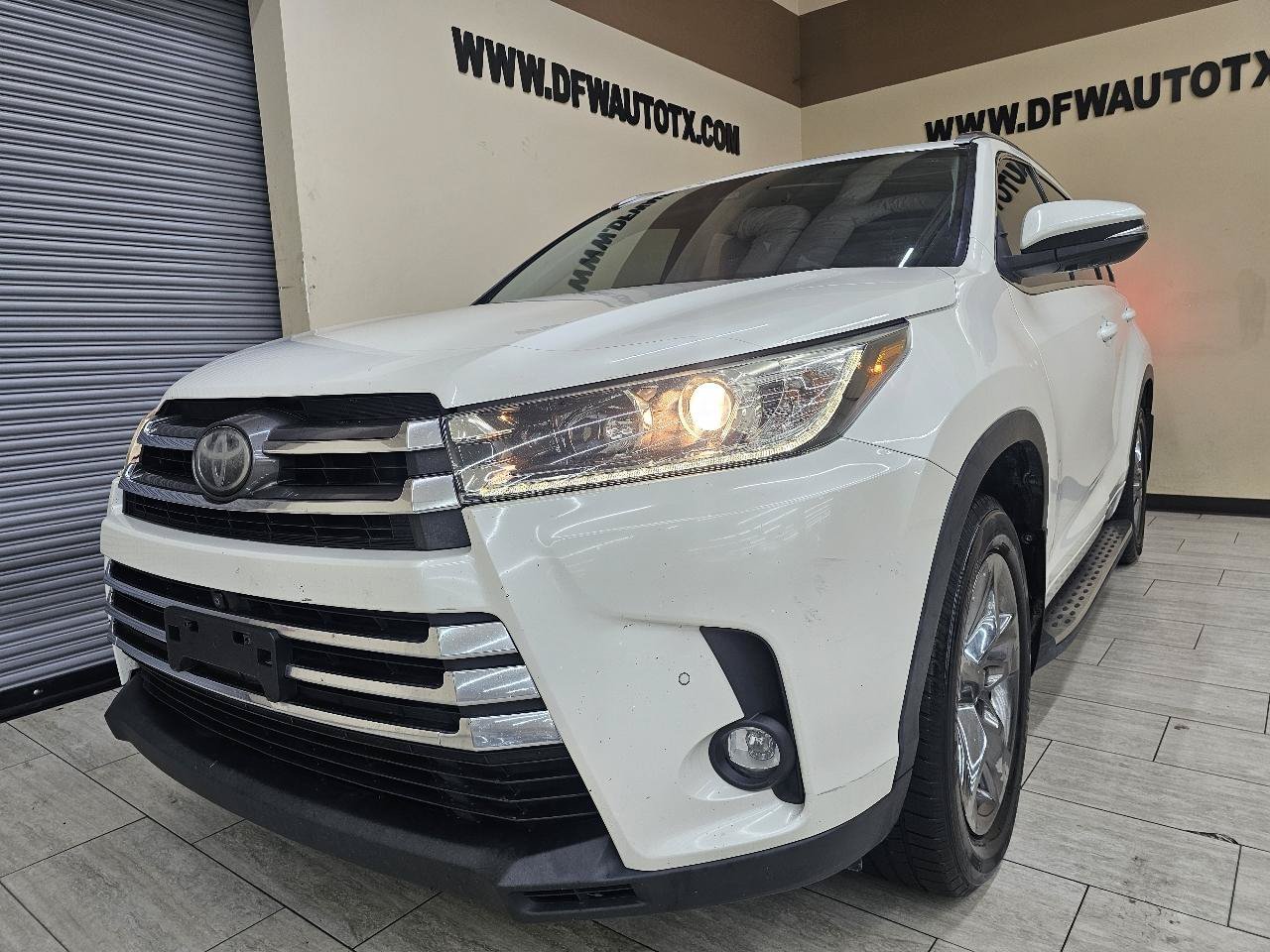 Used 2019 Toyota Highlander Limited Platinum FWD image 2
