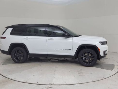 New 2025 Jeep Grand Cherokee L Limited image 17