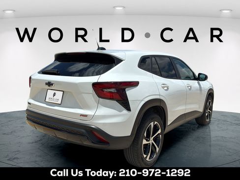 Used 2025 Chevrolet Trax RS w/ Driver Confidence Package FWD image 17