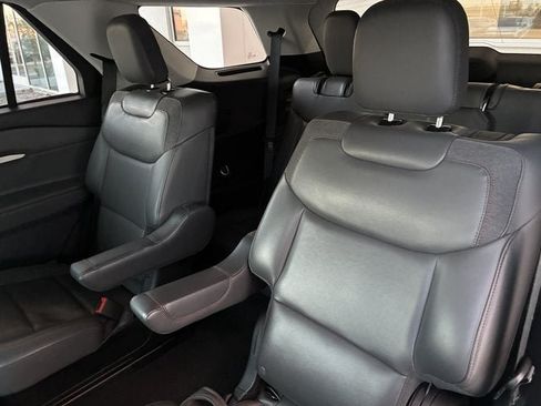 Used 2025 Ford Explorer Active w/ Active Comfort Package RWD image 19