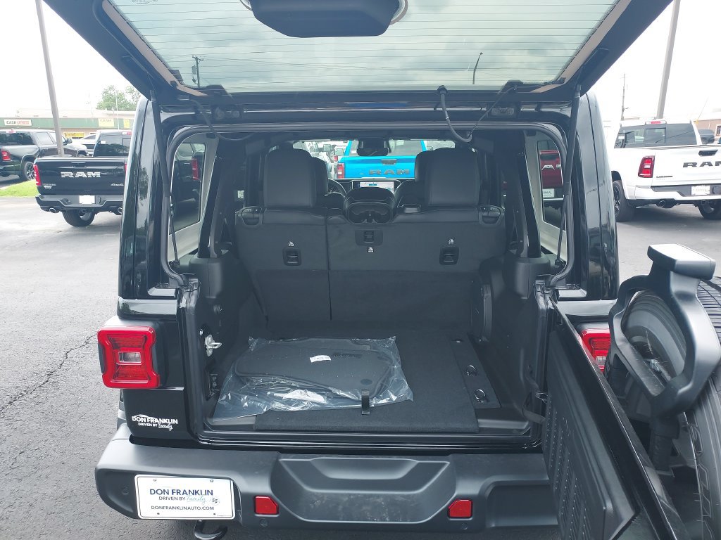 New 2026 Jeep Wrangler Unlimited Sahara AWD/4WD image 9