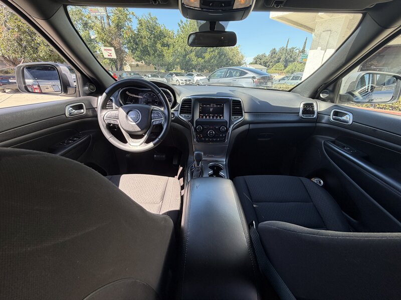 Used 2018 Jeep Grand Cherokee Laredo RWD image 16