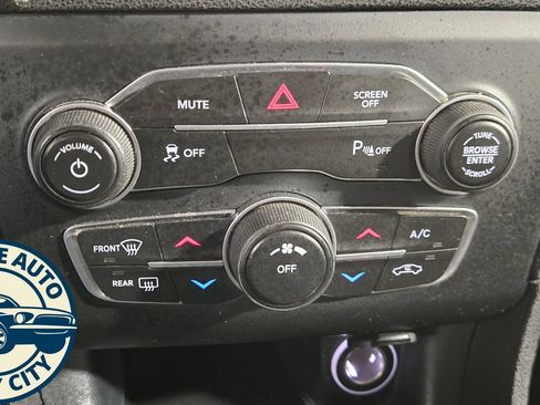 Used 2018 Dodge Charger SXT RWD image 20