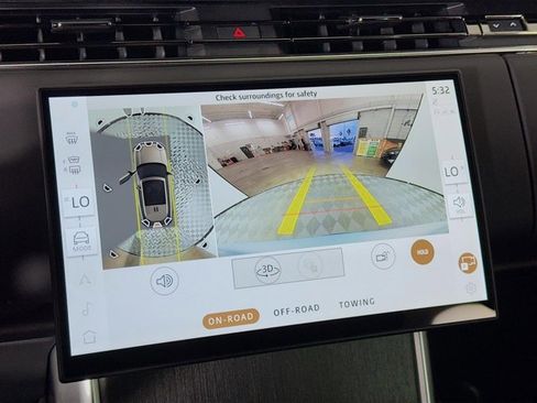 Certified 2025 Land Rover Range Rover SE image 17