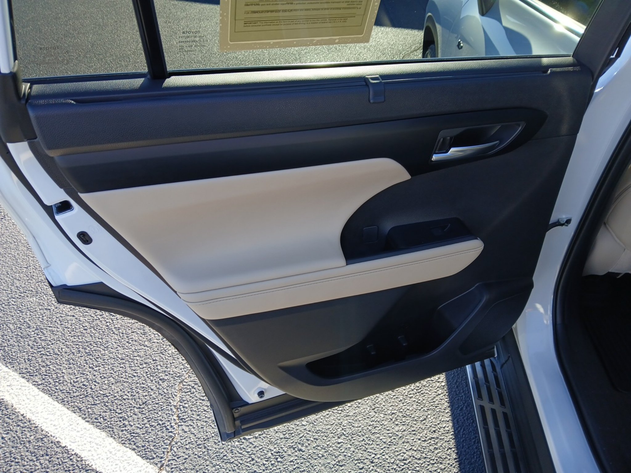 Used 2025 Toyota Highlander XLE FWD image 25