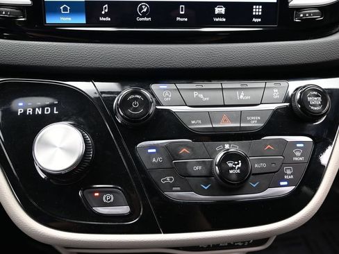 Used 2024 Chrysler Pacifica Touring-L FWD image 39