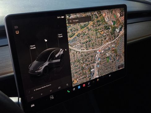 Used 2022 Tesla Model Y Long Range image 16