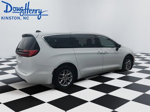 Used 2024 Chrysler Pacifica Touring-L image 5