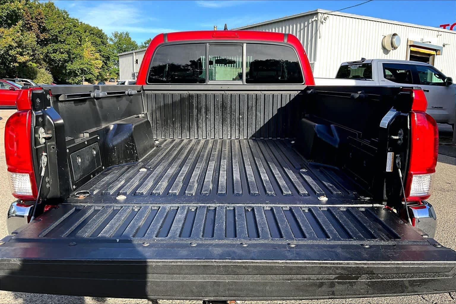 Certified 2016 Toyota Tacoma SR5 AWD/4WD image 30