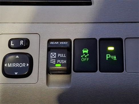 Used 2014 Toyota Sienna XLE image 24