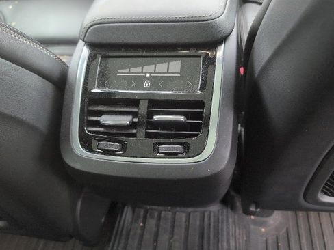 Used 2023 Volvo XC60 B5 Ultimate image 16