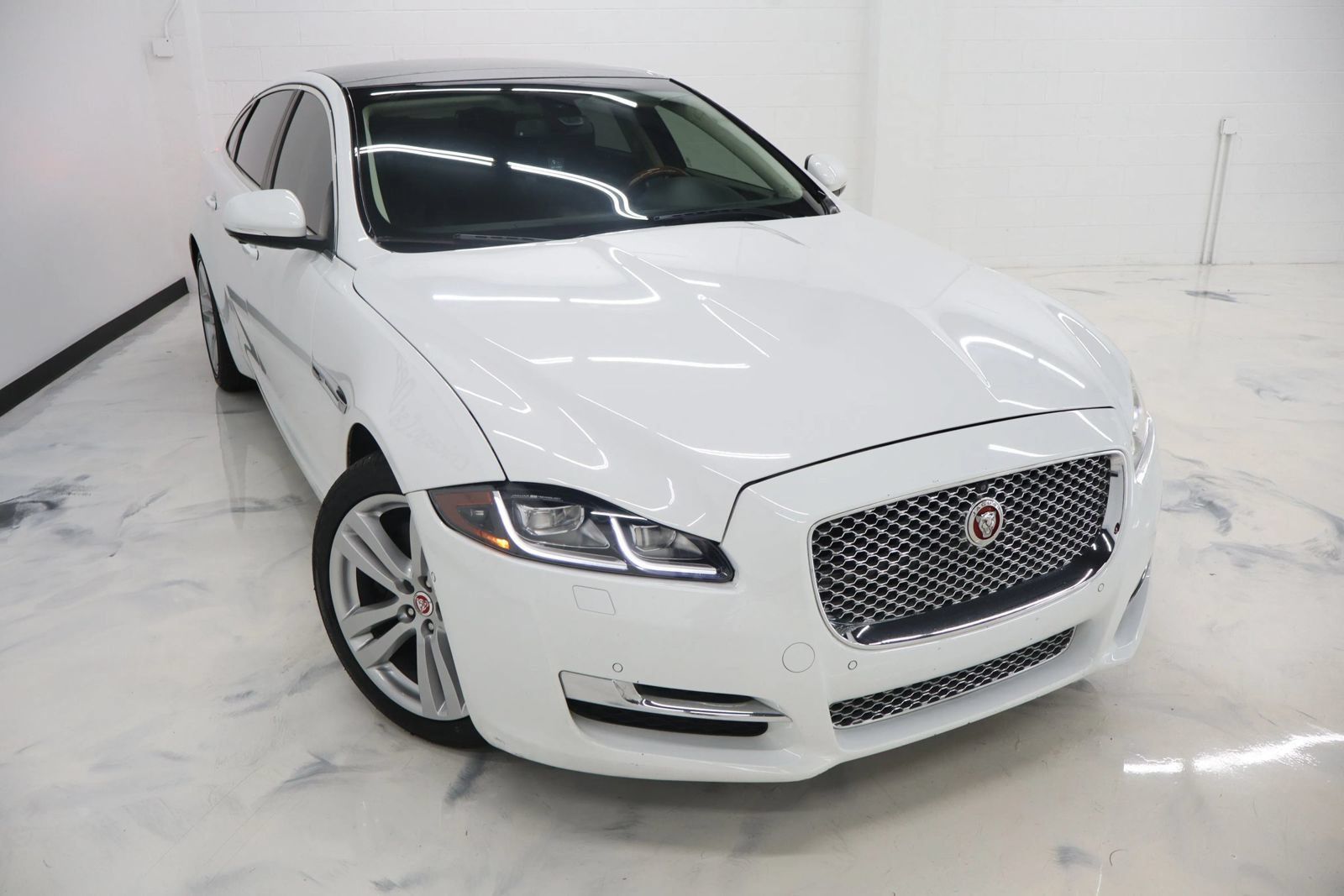 Used 2016 Jaguar XJ L Portfolio AWD/4WD image 2
