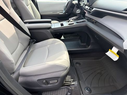 New 2026 Toyota Sienna XLE FWD image 11