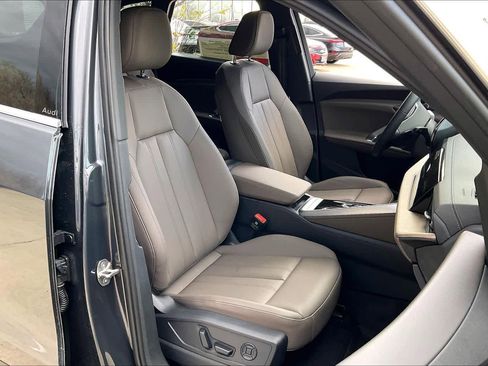 Used 2025 Audi Q5 Premium w/ Convenience Package image 8