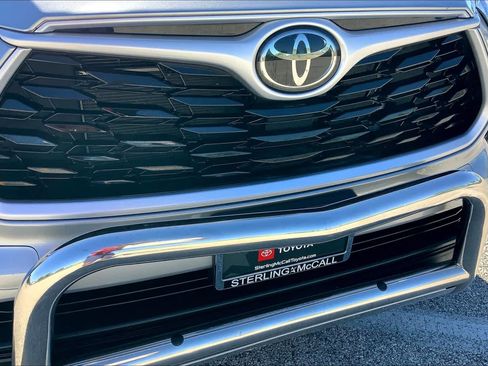 Used 2022 Toyota Highlander XLE AWD/4WD image 29