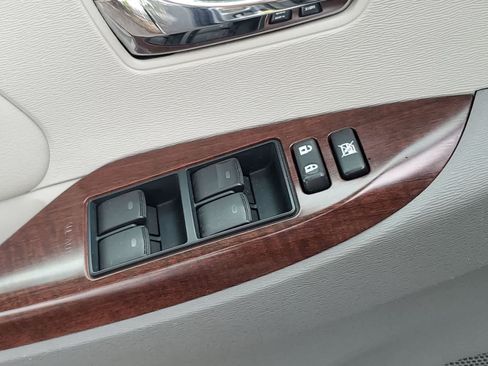 Used 2013 Toyota Sienna XLE AWD/4WD image 16