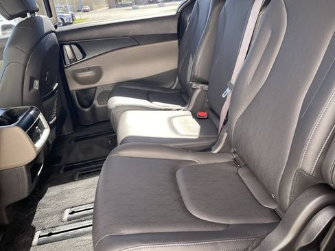Used 2026 Kia Carnival FWD image 22
