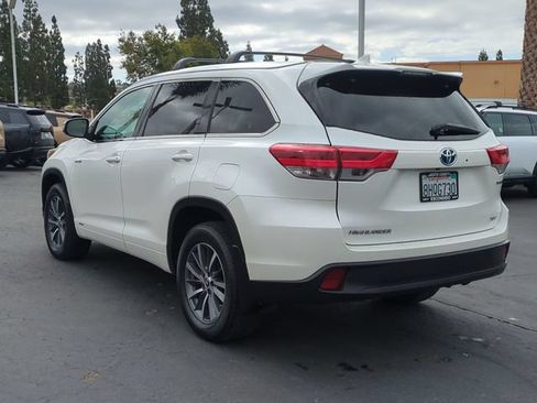 Used 2017 Toyota Highlander XLE w/ Carpet Mat Package AWD/4WD image 5