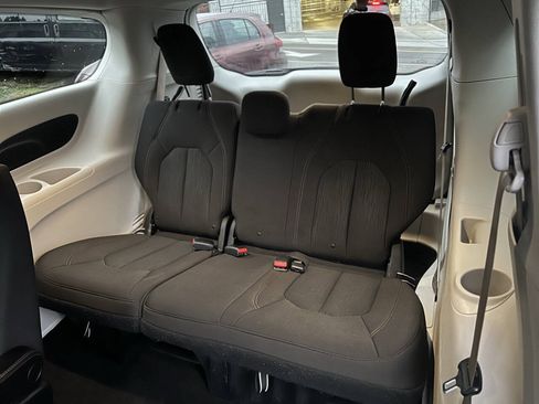Used 2017 Chrysler Pacifica Touring FWD image 25