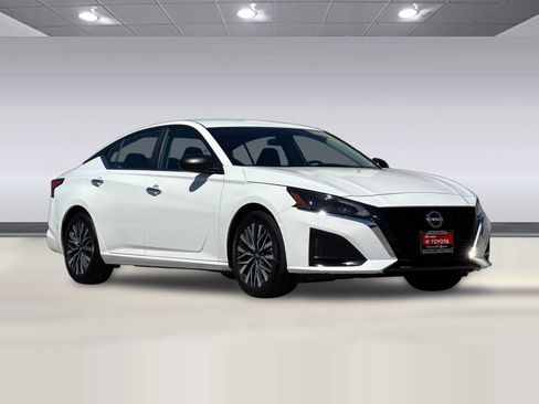 Used 2025 Nissan Altima 2.5 SV FWD image 6