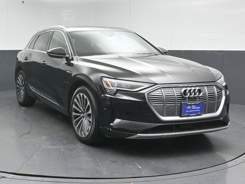 Used 2019 Audi e-tron Prestige w/ Prestige Package image 1