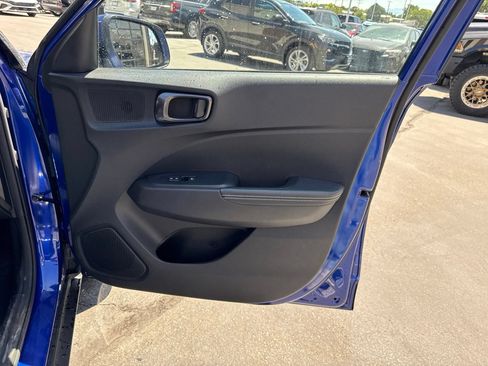 Used 2022 Hyundai Venue Limited FWD image 10