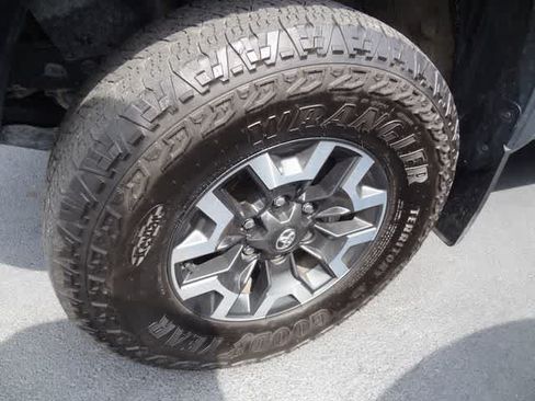 Used 2023 Toyota Tacoma TRD Off-Road w/ Technology Package AWD/4WD image 15