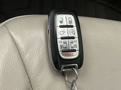 Used 2021 Chrysler Pacifica Touring-L w/ Premium & Safety Sphere Group image 27