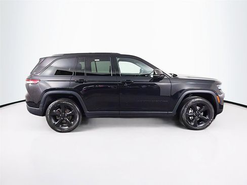 Used 2024 Jeep Grand Cherokee Altitude image 8