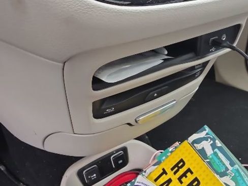 Used 2019 Chrysler Pacifica Touring-L Plus w/ Tire & Wheel Group FWD image 8