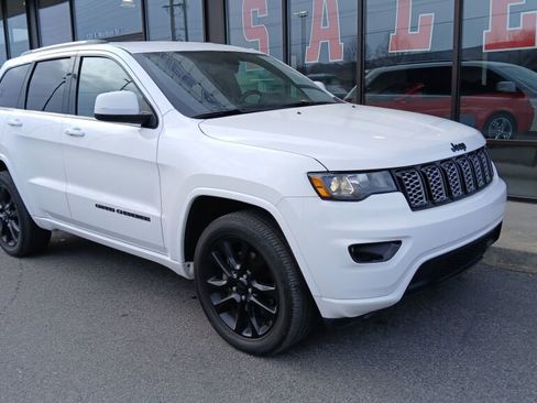 Used 2021 Jeep Grand Cherokee Altitude image 2