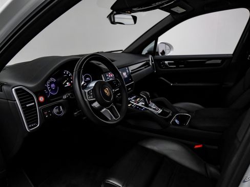 Used 2023 Porsche Cayenne image 32