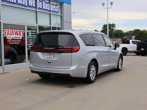 Used 2024 Chrysler Pacifica Touring-L FWD image 3