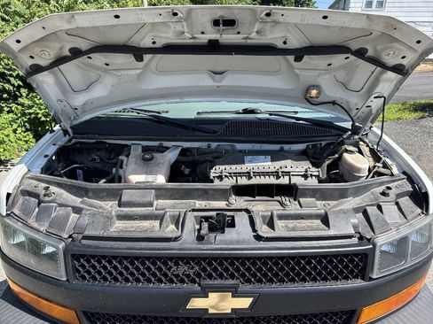 Used 2019 Chevrolet Express 3500 w/ Driver Convenience Package RWD image 21