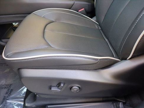 New 2026 Chrysler Pacifica Limited image 4