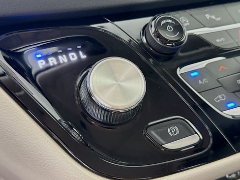Used 2023 Chrysler Pacifica Touring-L FWD image 19