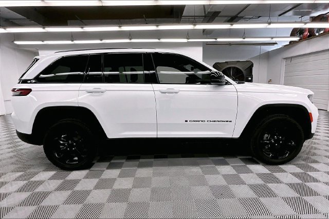 Used 2023 Jeep Grand Cherokee Altitude AWD/4WD image 15