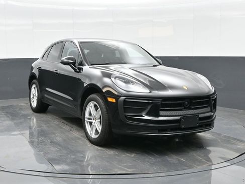 Certified 2025 Porsche Macan image 11