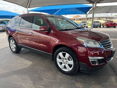 Used 2017 Chevrolet Traverse LT w/ Style and Technology Package FWD image 3