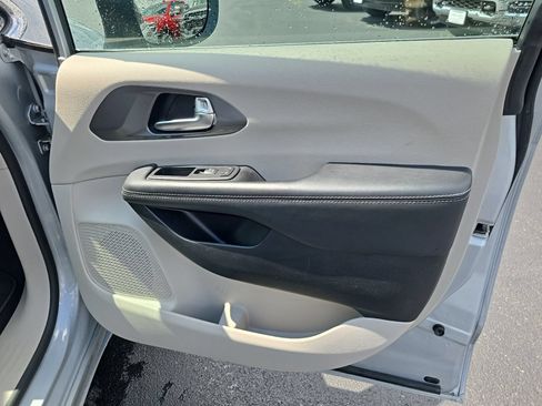 Used 2023 Chrysler Pacifica Touring-L FWD image 46