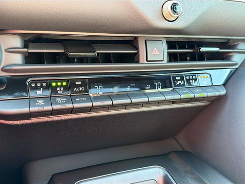 Certified 2025 Toyota Crown Platinum image 20